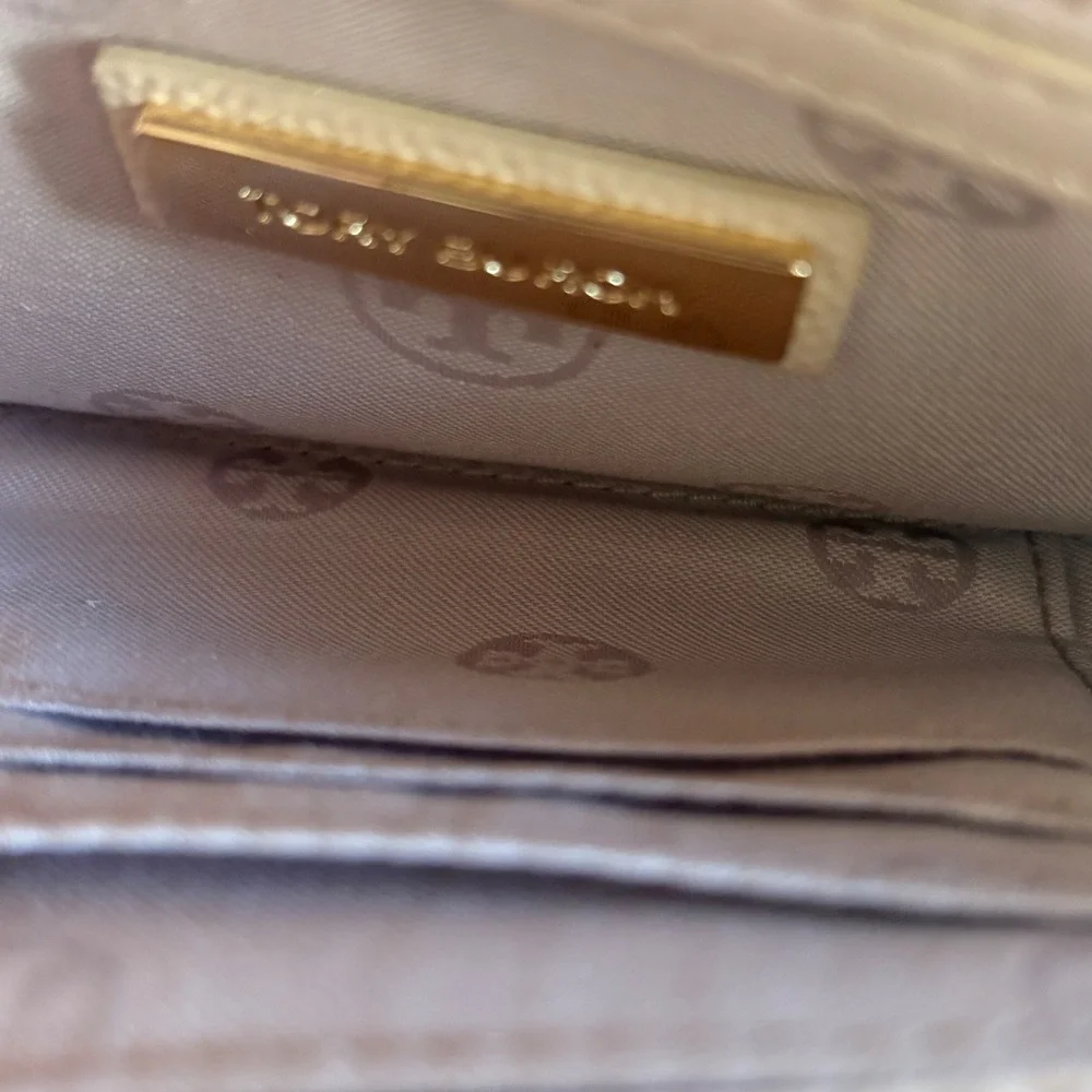 $398 NWOT TORY‎ BURCH Gigi Envelope Clutch Handbag Beige Pebbled Patent Leather - Picture 5 of 13